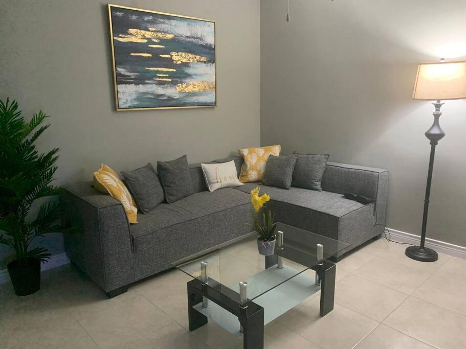 Odyssey On The 5Th - Exquisite Luxury Apt Kingston Esterno foto