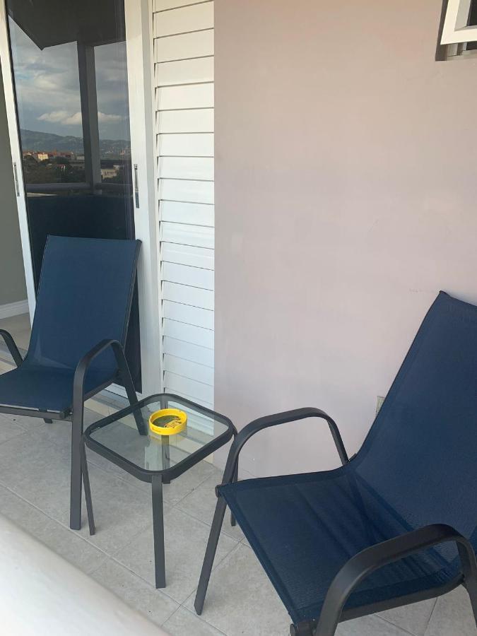 Odyssey On The 5Th - Exquisite Luxury Apt Kingston Esterno foto