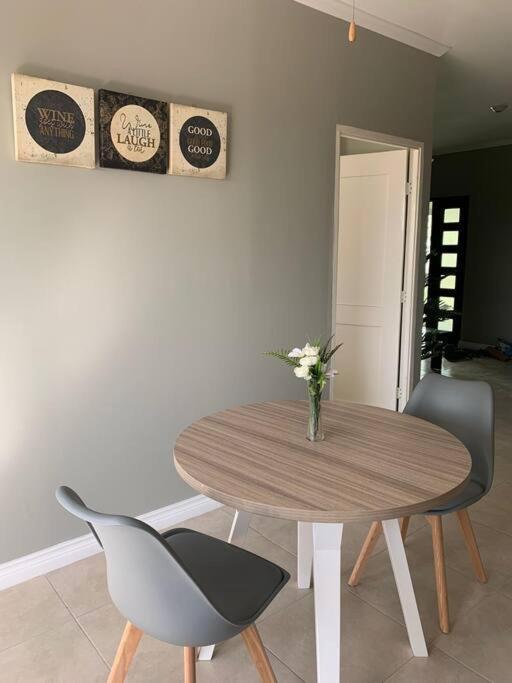 Odyssey On The 5Th - Exquisite Luxury Apt Kingston Esterno foto