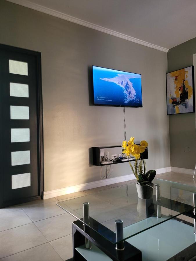 Odyssey On The 5Th - Exquisite Luxury Apt Kingston Esterno foto